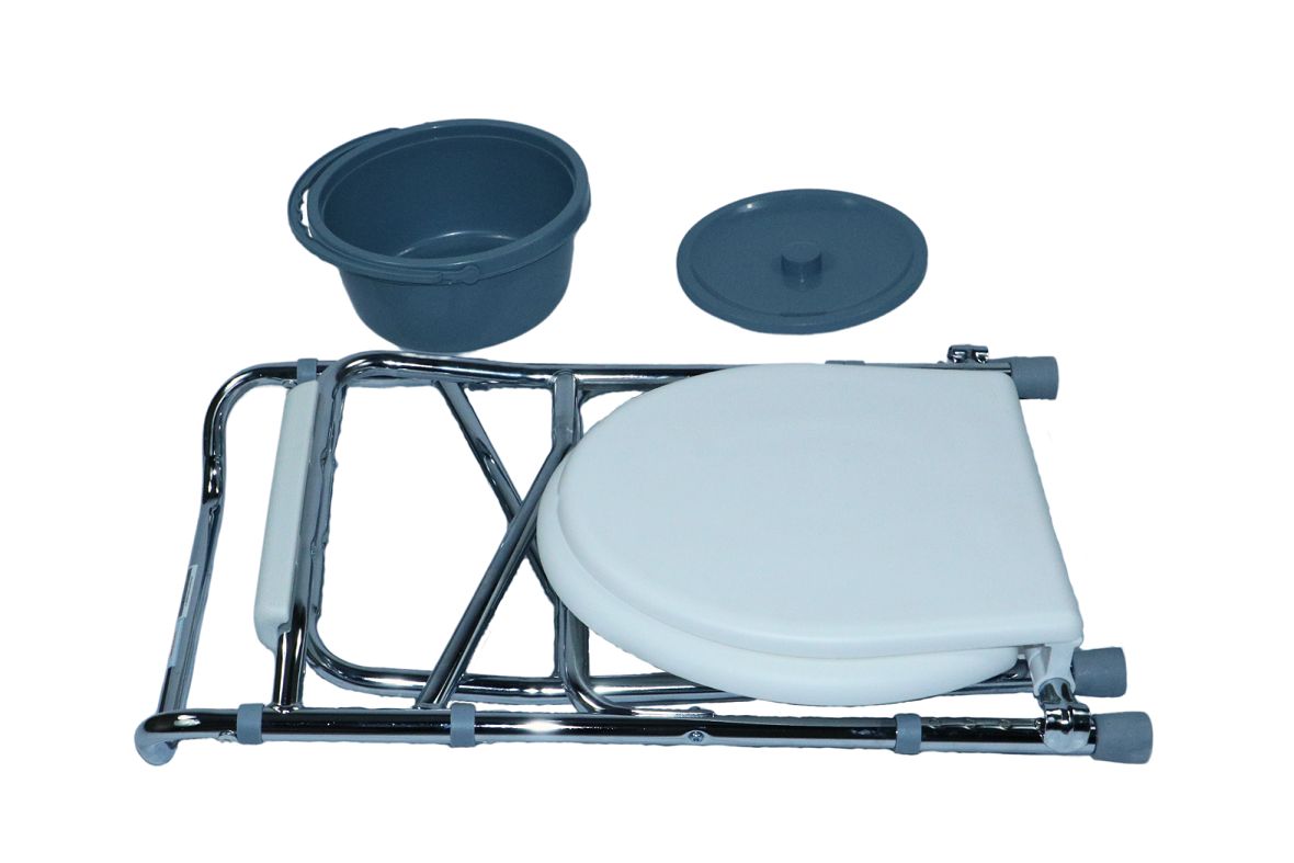 Zusammengeklappter Toilettensitz, weißer Sitz, Eimer mit Deckel. Einzelteile.