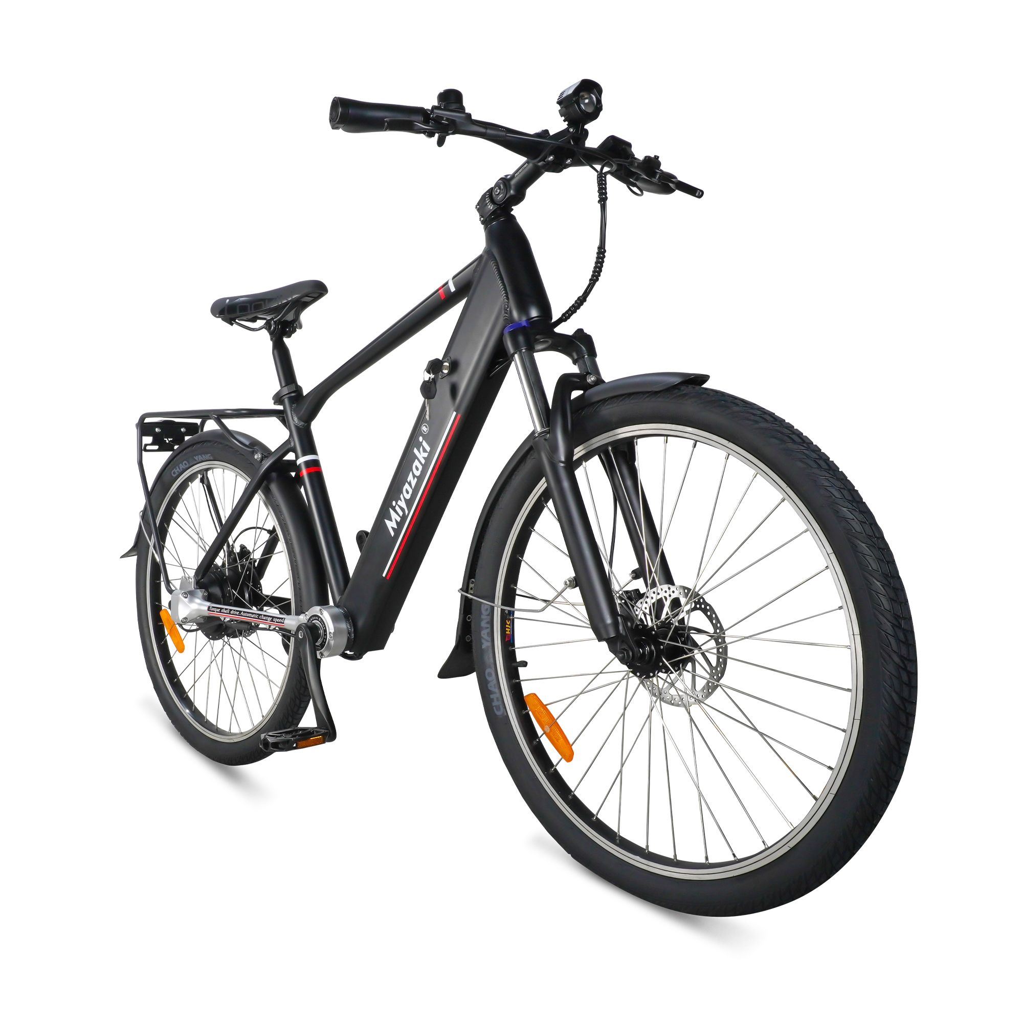 Schwarzes Miyazaki Elektrofahrrad, Frontansicht. Gepäckträger, Schutzbleche, Scheibenbremsen, roter Streifen am Rahmen.