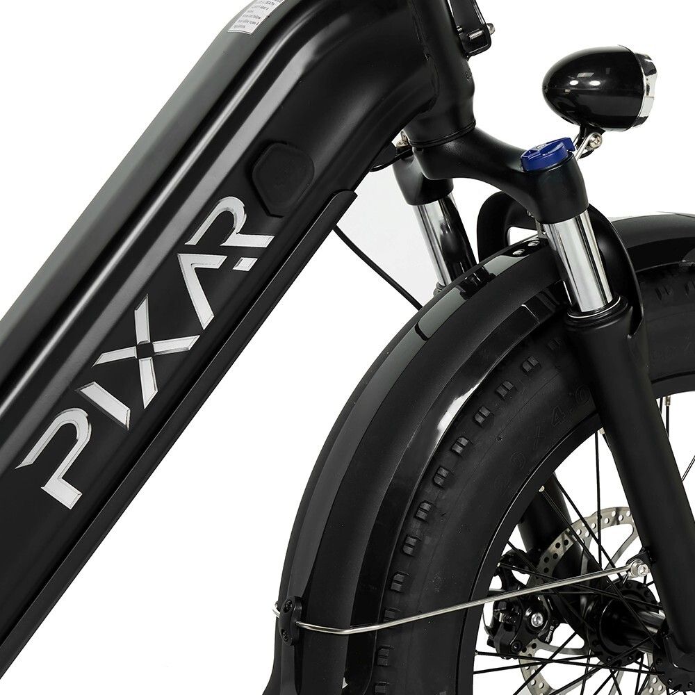 Nahaufnahme des Elektro-Citybikes. Marke PIXAR. Scheinwerfer, Schutzblech und Rahmen mit Logo.