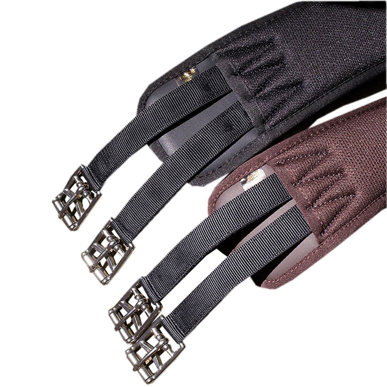 Zwei Sattelgurte, schwarz und braun. Metallverschlüsse und Riemen sichtbar. Detailansicht.