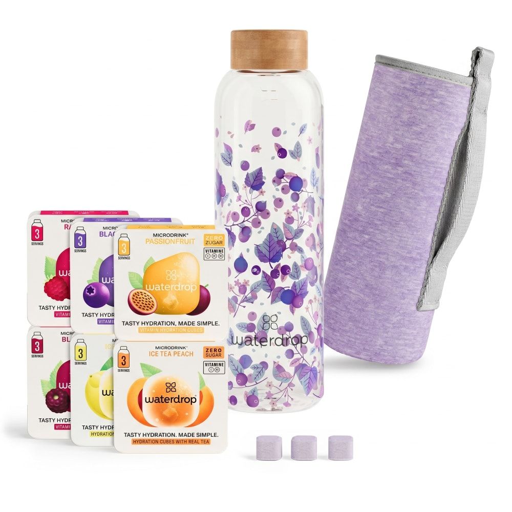 Glasflasche mit Holzdeckel, lila Hülle, Tabletten und sechs Kartons. Auf den Kartons steht waterdrop®.