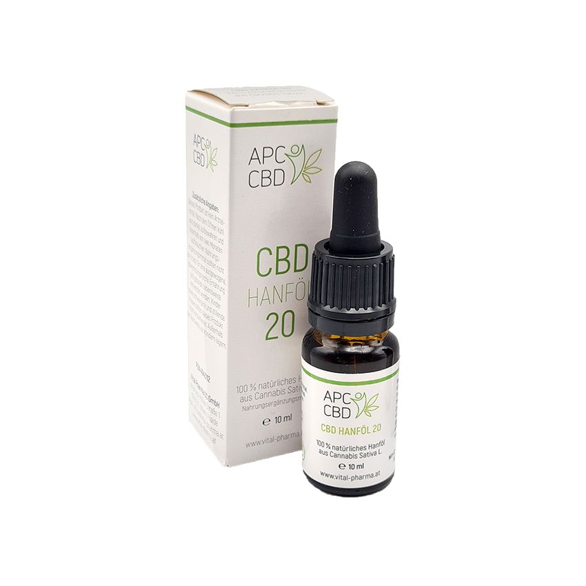 Braune Glasflasche mit schwarzem Tropfer und Verpackung. Aufschrift: APC CBD HANFÖL 20. E 10 ml.