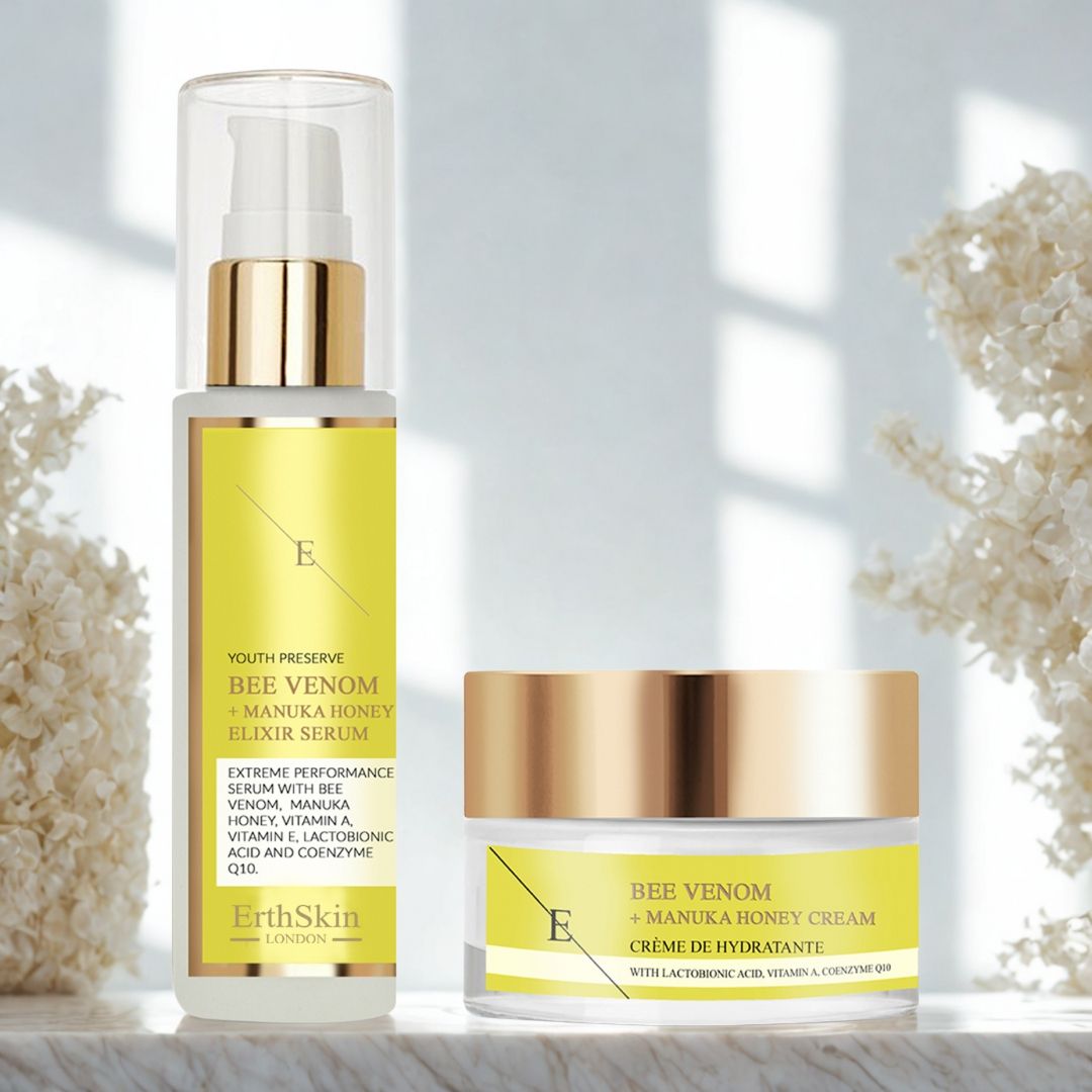 Zwei Kosmetikprodukte: Serumflasche mit Pumpe und Creme-Tiegel. Beide mit gelben Etiketten und goldenen Deckeln. ErthSkin-Logo. Hintergrund: weiße Blüten.
