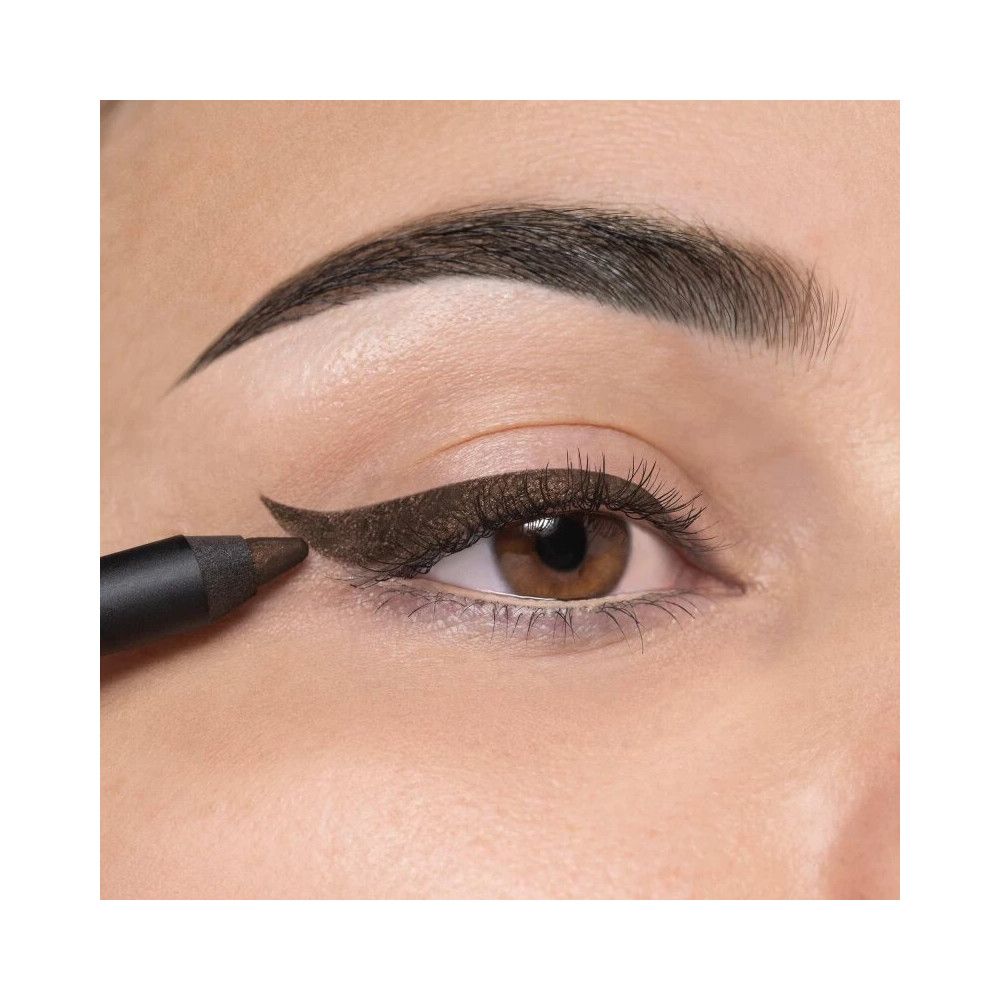 Auge mit braunem Eyeliner. Eyeliner wird aufgetragen. Haut und Augenbraue sichtbar.