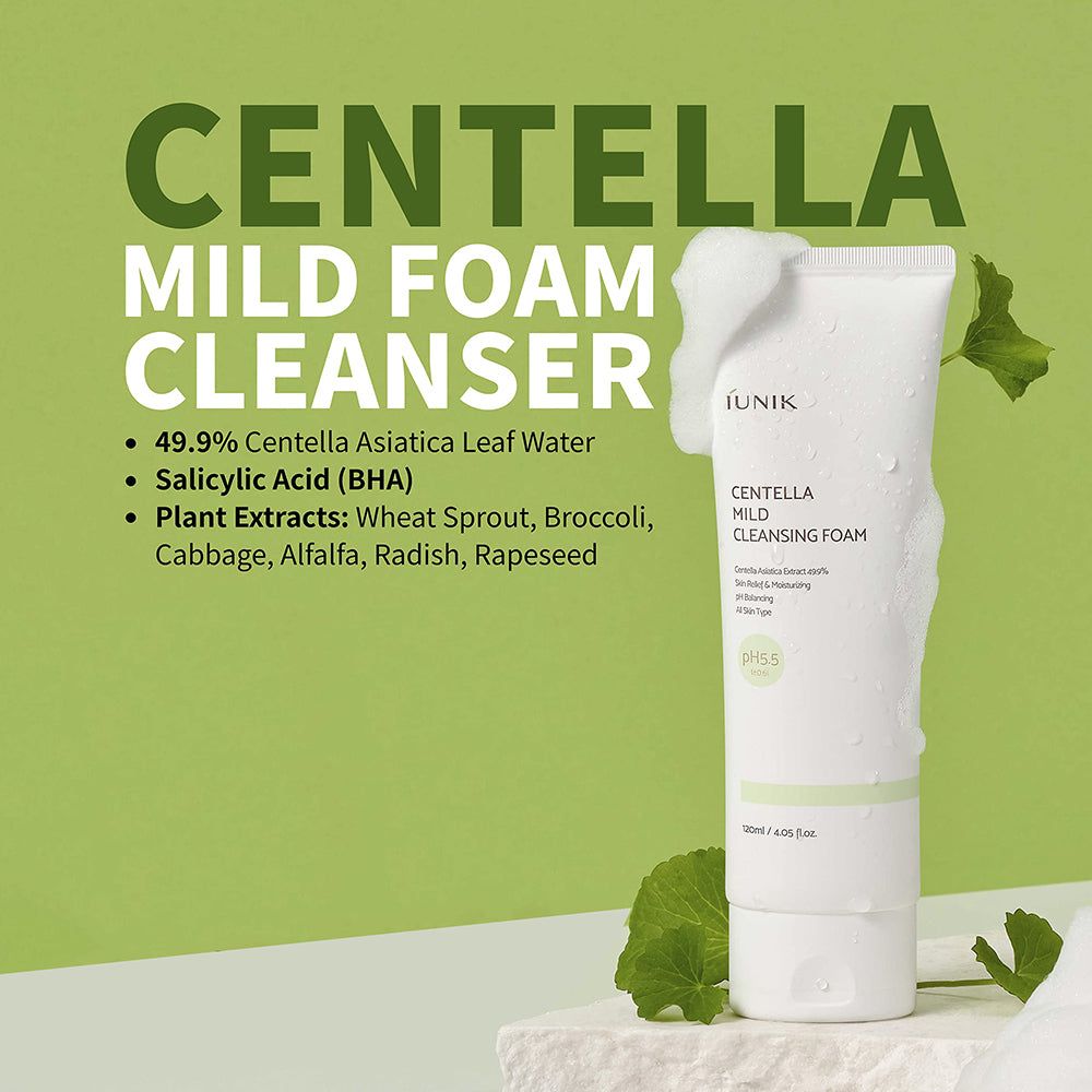 Weiße Tube mit Schaum. Text: Centella Mild Foam Cleanser, IUNIK, pH 5.5. Auf grünem Hintergrund.