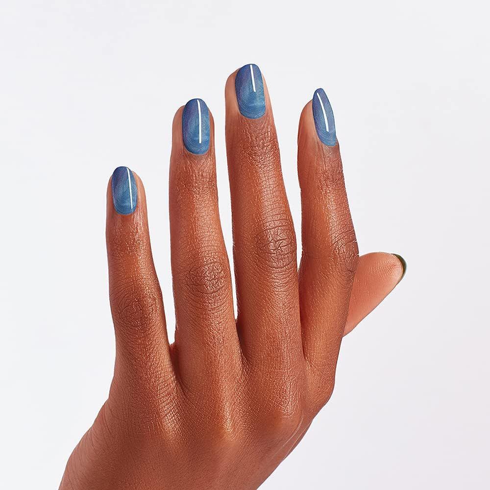 Hand mit blau lackierten Nägeln. Jeder Nagel hat einen weißen Streifen in der Mitte.