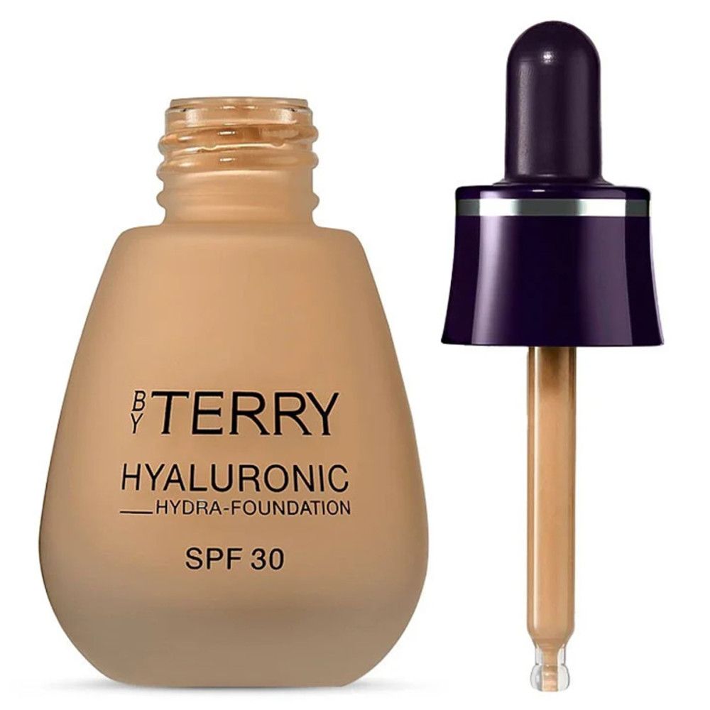 Flüssige Foundation in Tropfenform. Flasche mit Aufschrift By Terry, Hyaluronic Hydra Foundation SPF 30. Pipette daneben.