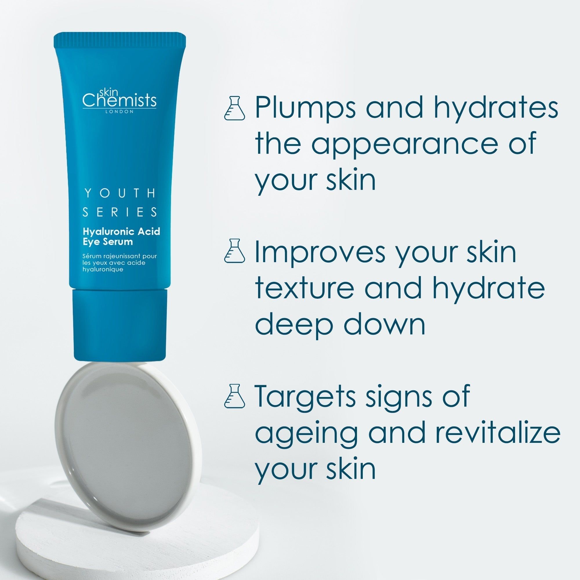 Blaue Tube "skinChemists LONDON YOUTH SERIES Hyaluronic Acid Eye Serum" auf Podest. Text über Hautpflege.