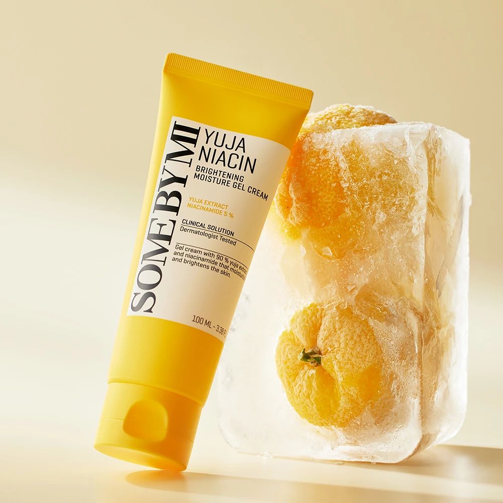 Gelcreme-Tube neben Eisblock mit Orangen. Text: SOME BY MI, YUJA NIACIN, Brightening Moisture Gel Cream. 100 ml.