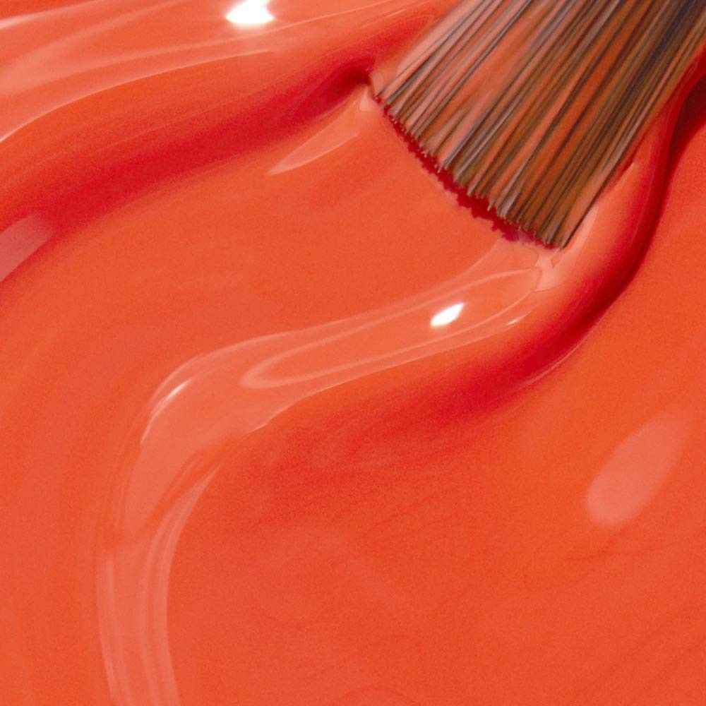 Oranger Nagellack mit Pinsel. Nahaufnahme, glänzende Oberfläche.