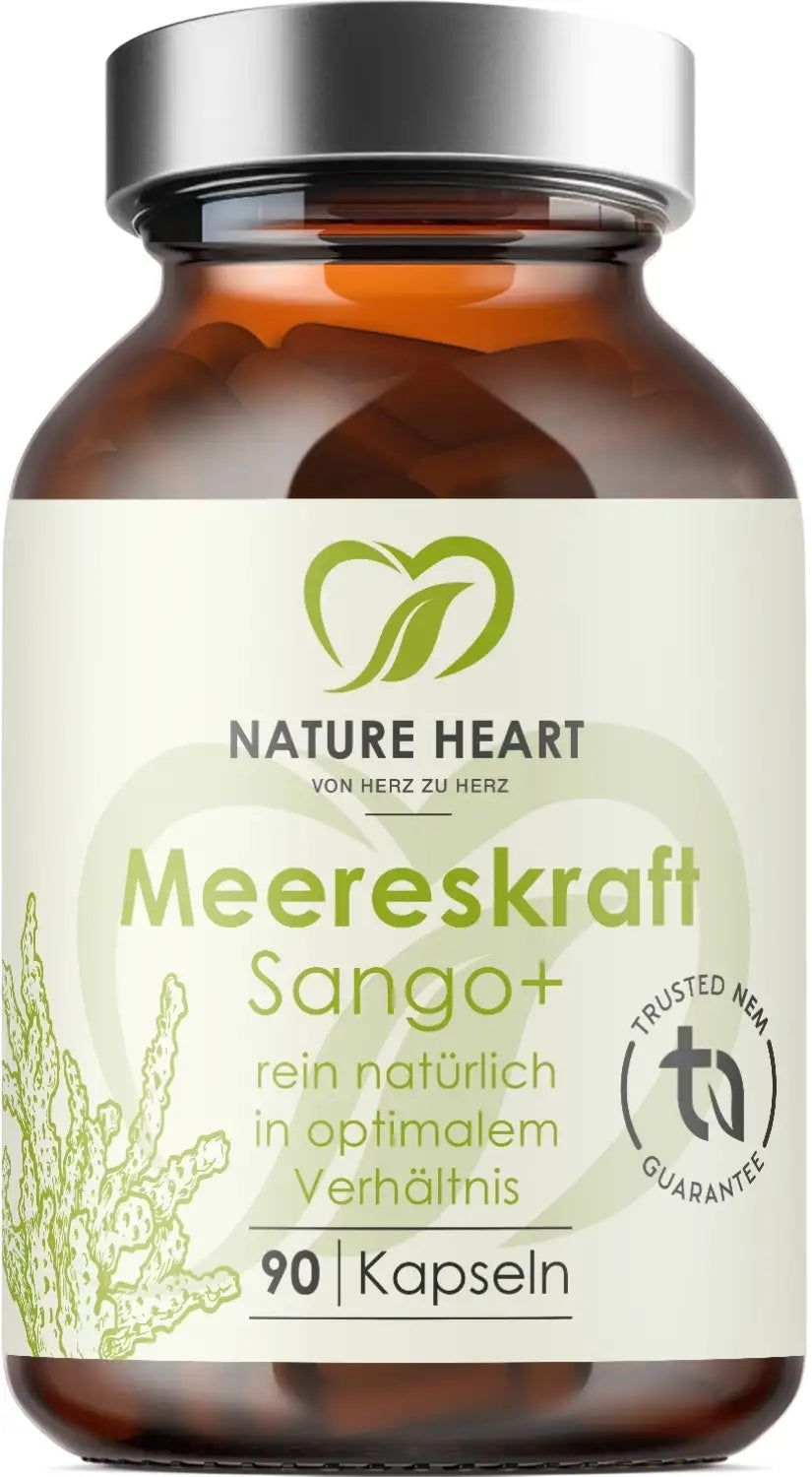 Braune Glasflasche mit Kapseln. Aufschrift: Meereskraft Sango+, 90 Kapseln, Nature Heart. TÜV-Siegel.