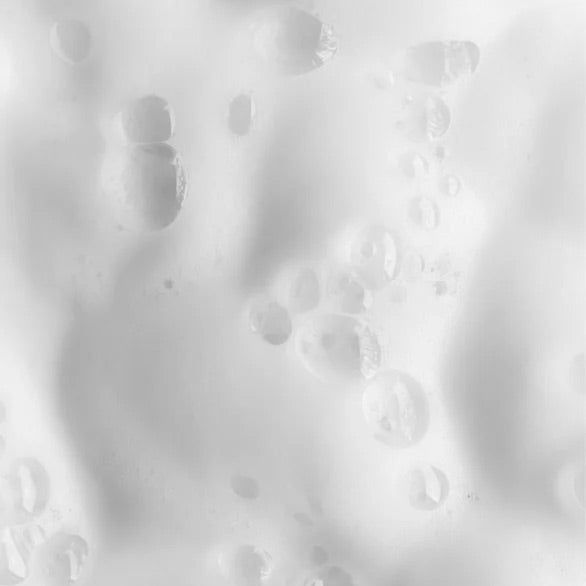 Nahaufnahme von Schaum. Weiße, schaumige Textur mit Blasen.