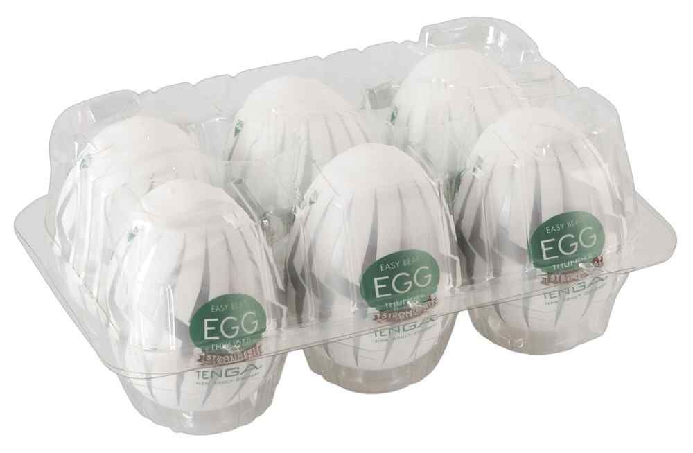 Sechs weiße, eiförmige Produkte mit grauen Streifen in einer transparenten Kunststoffverpackung. Grünes Etikett mit "EGG".