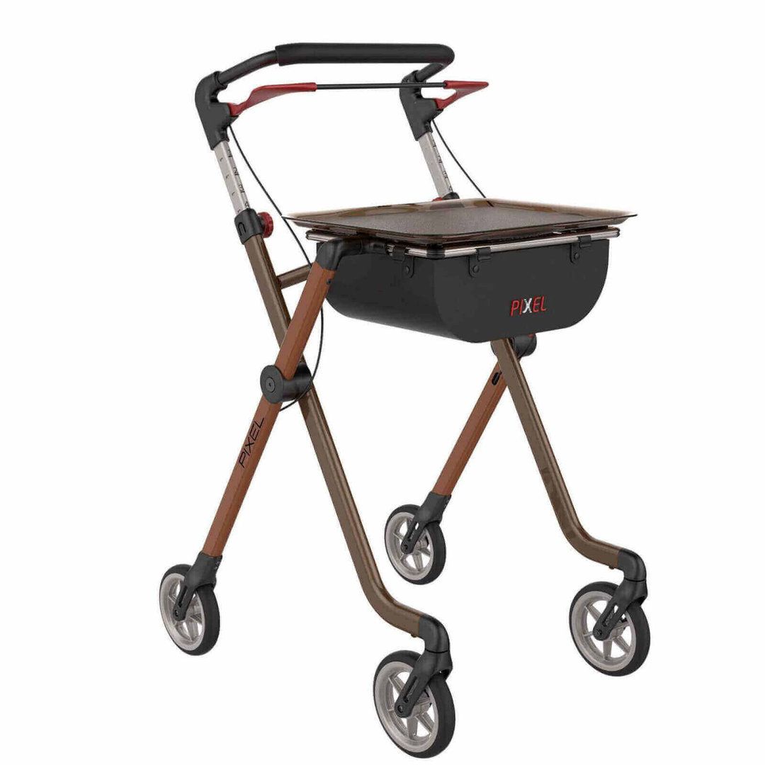Rollator mit braunen und schwarzen Elementen. Vier Räder, Tablett und Einkaufskorb. Griffe mit roten Akzenten. Aufschrift: PIXEL.