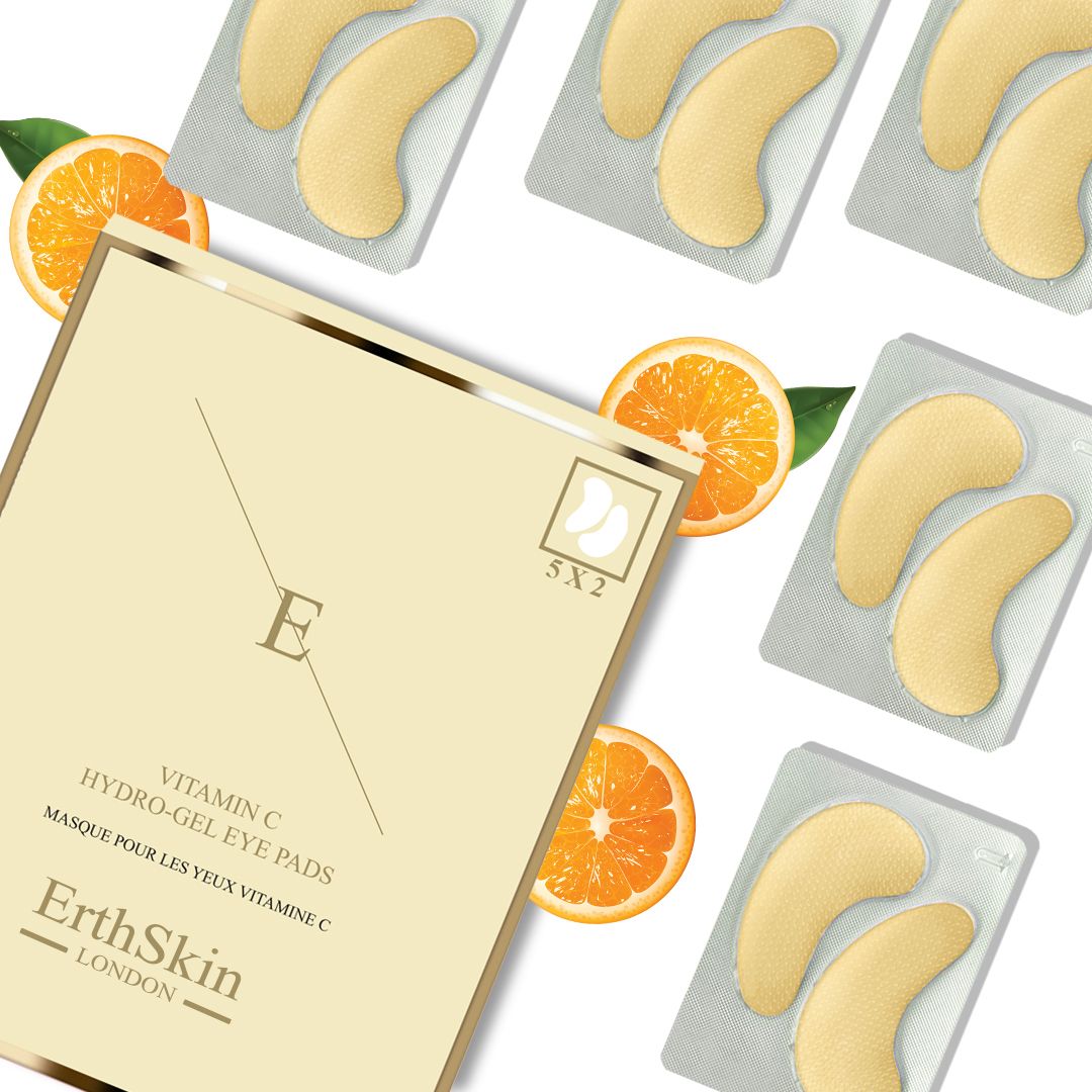 Produktverpackung mit Schriftzug und Logo. Mehrere Packungen Augenpads und Orangenstücke sind um die Verpackung angeordnet.