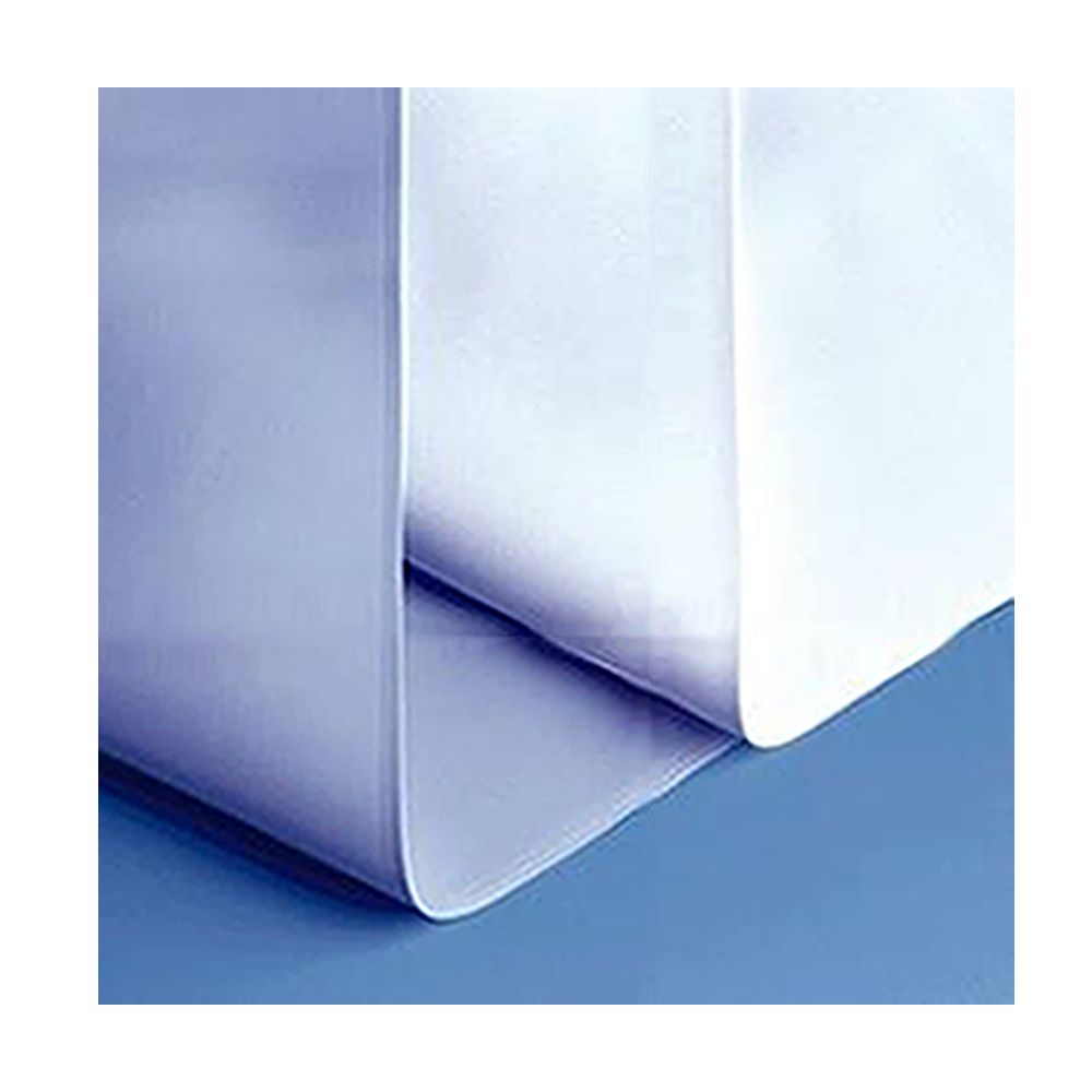 Weiße Bettschutzeinlage, gefaltet. Teilweise transparente, blaue Oberfläche. Eckansicht.