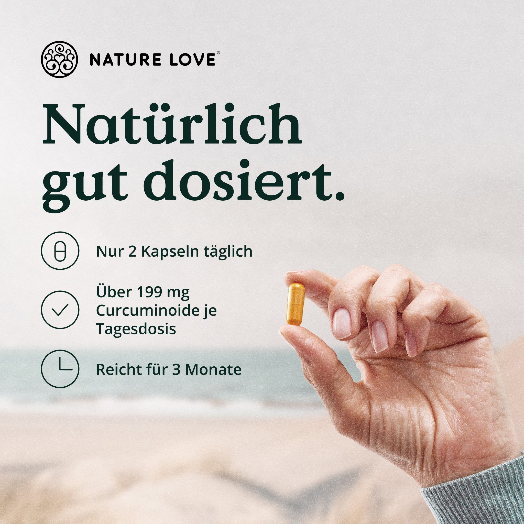 Hand hält eine gelbe Kapsel. Text: Nur 2 Kapseln täglich, Über 199 mg Curcuminoide je Tagesdosis, Reicht für 3 Monate.