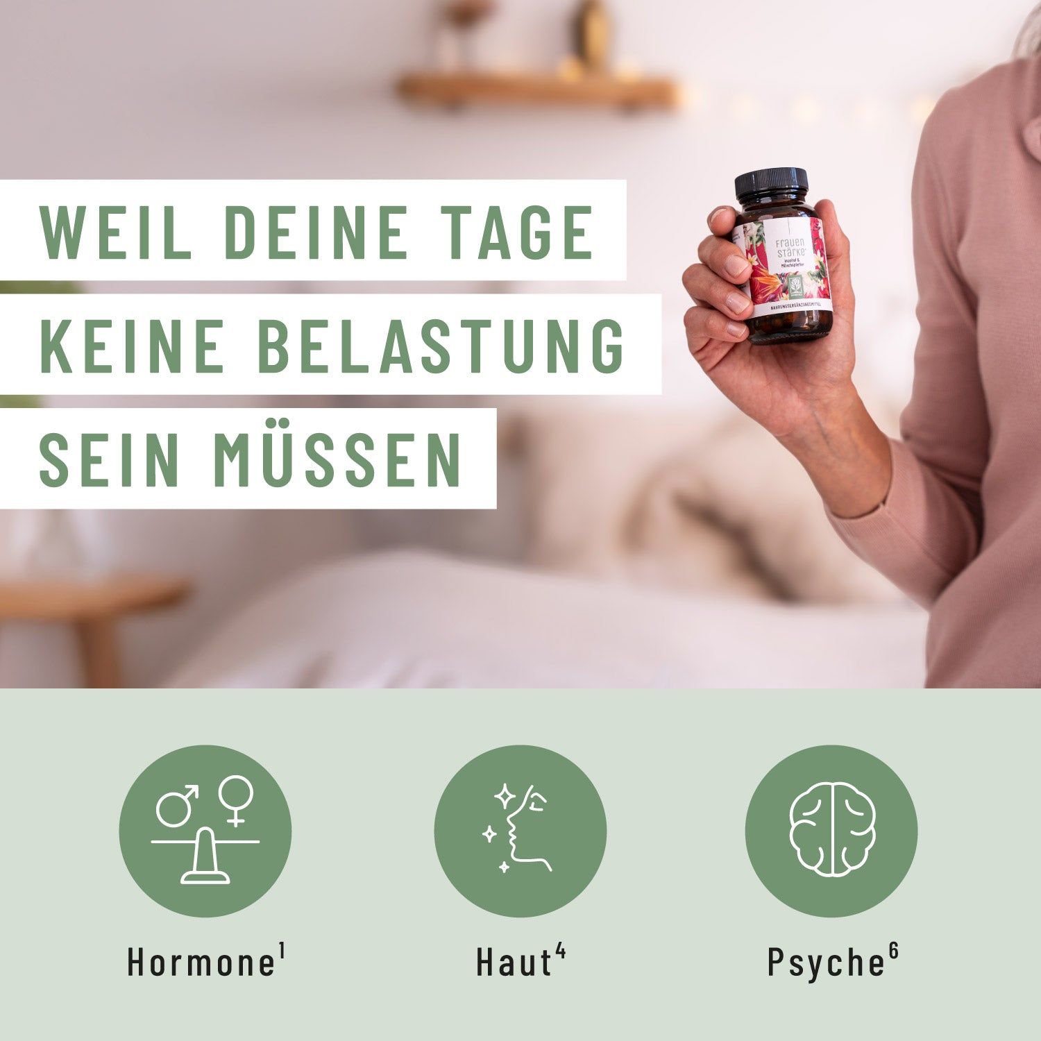 Frau hält eine Flasche des Nahrungsergänzungsmittels Frauenstärke.