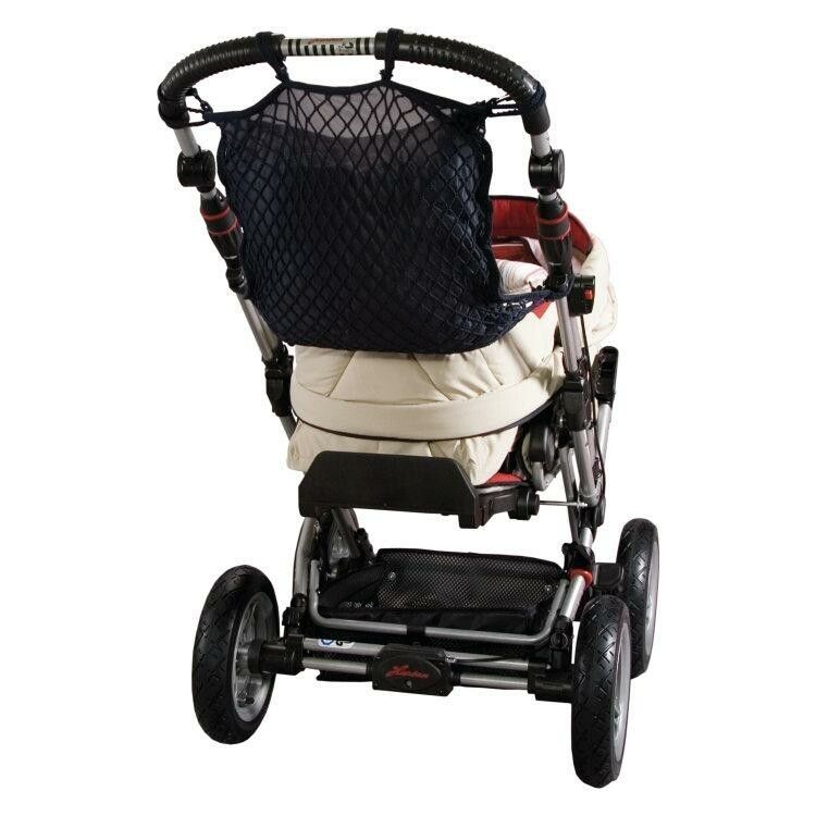 Kinderwagen mit schwarzem Netz. Rückansicht. Netz am Griff befestigt. Räder und Gestell sichtbar.