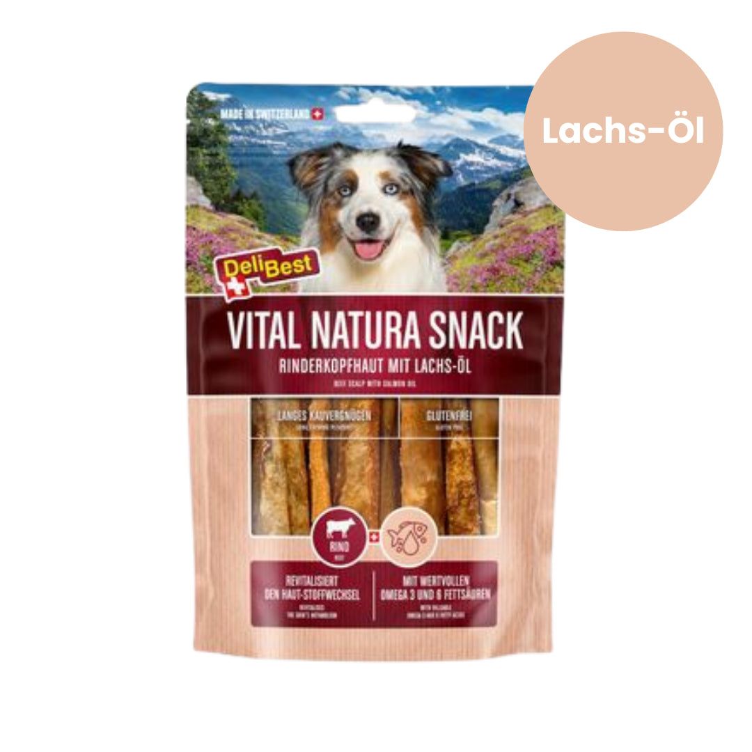 Verpackung DeliBest Vital Natura Snack. Rinderkopfhaut mit Wildlachsöl. Abbildung eines Hundes. Text: Vital Natura Snack, Rinderkopfhaut mit Lachs-Öl.