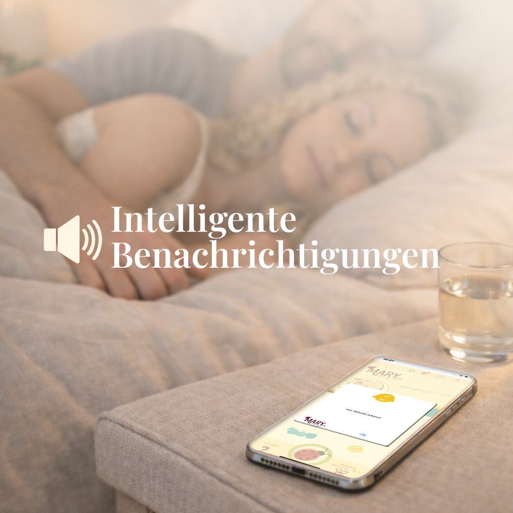 Smartphone auf Nachttisch. App-Anzeige mit Marienkäfer-Symbol. Text: Intelligente Benachrichtigungen.