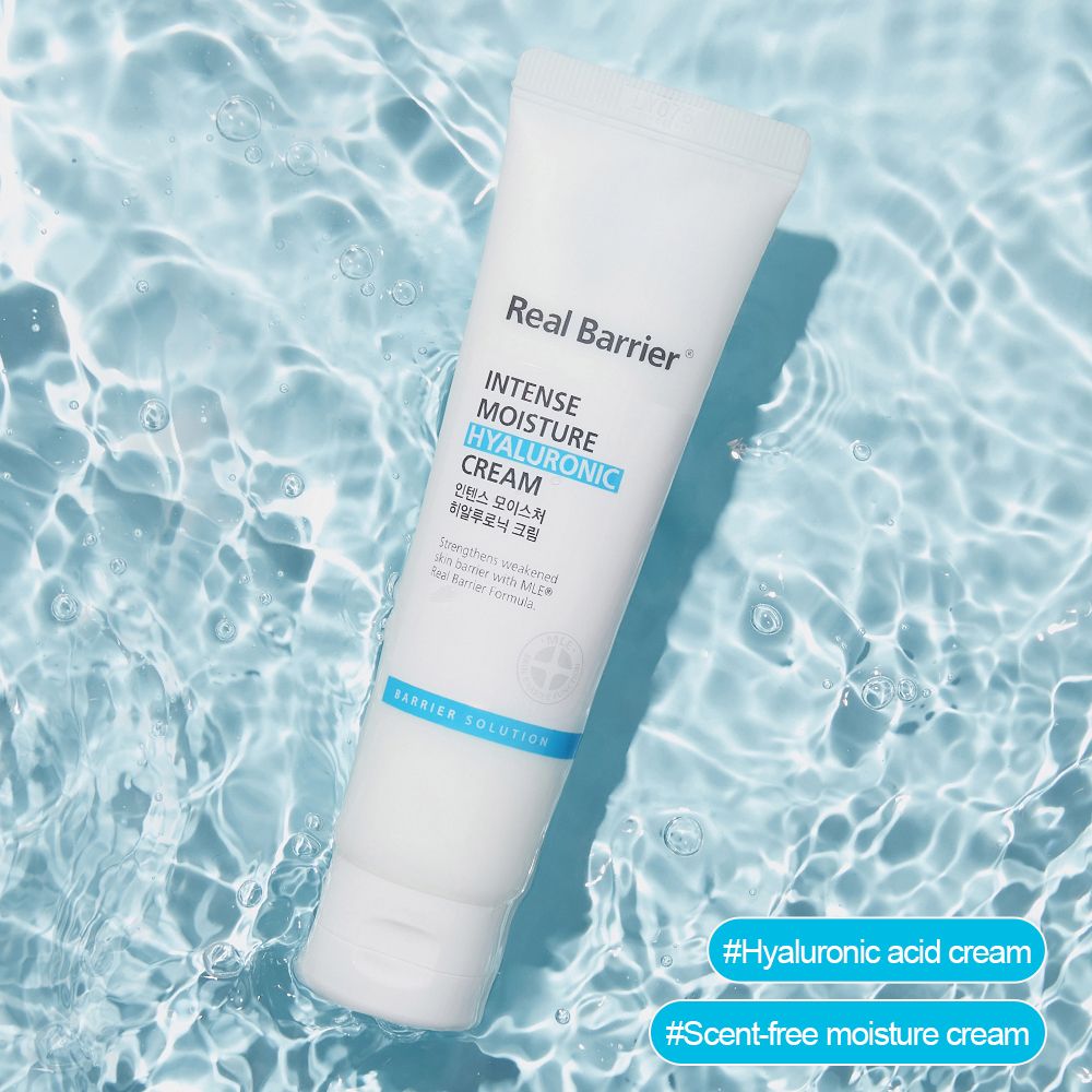 Weiße Tube im Wasser. Aufschrift: Real Barrier, Intense Moisture Hyaluronic Cream. Blaues Etikett.