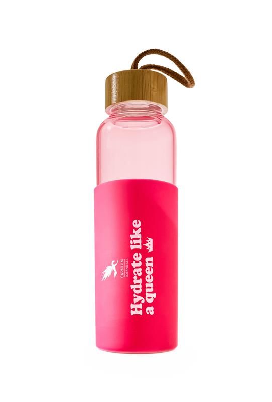 Trinkflasche mit rosa Hülle und Aufschrift. Bambusdeckel mit Schlaufe. Aufschrift: Hydrate like a queen.