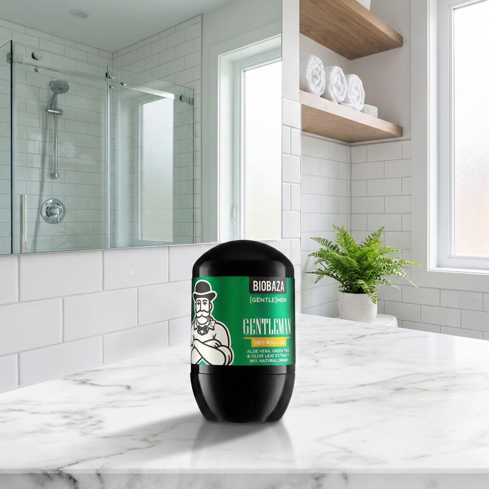 Schwarzer Deo Roll-On auf einer Marmoroberfläche. Aufschrift: Biobaza, Gentleman, Deo Roll-On. Abgebildet ist ein Mann mit Hut.