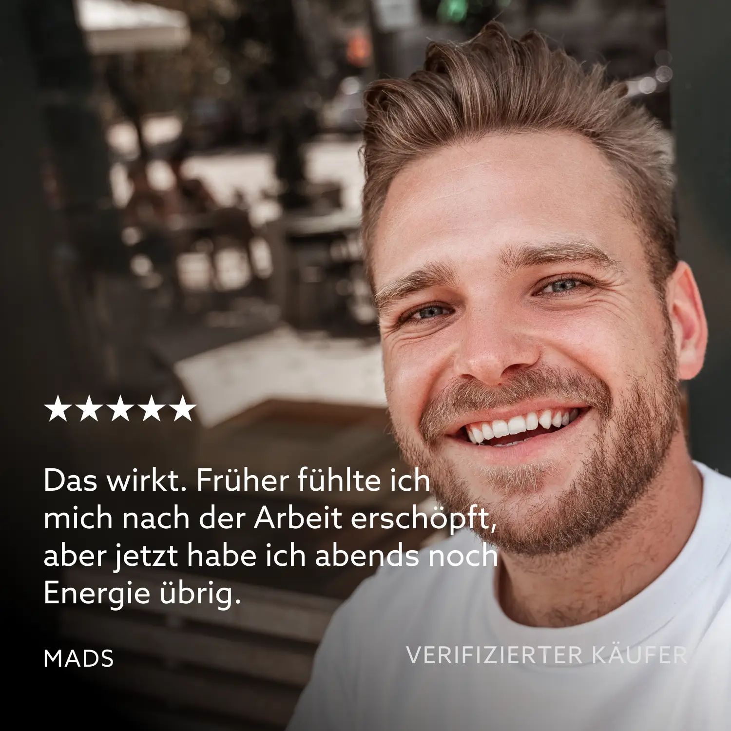 Porträt eines lächelnden Mannes. Text: 5 Sterne. Zitat: Ich habe abends noch Energie übrig. Verifizierter Käufer: MADS.