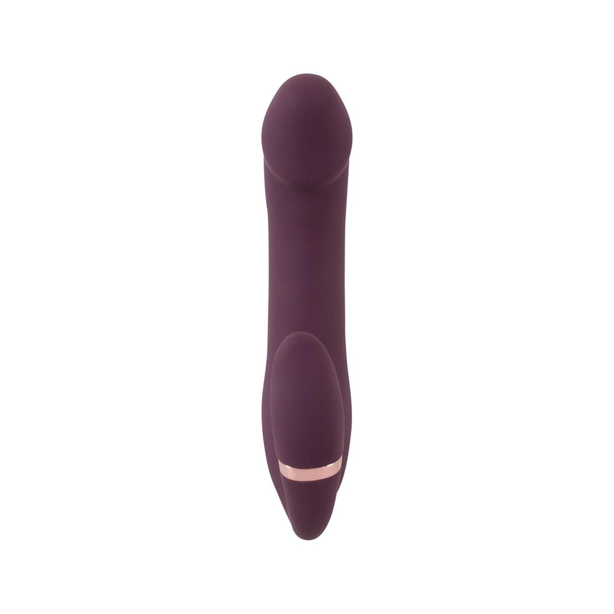 Lila Vibrator mit gerader Form. Mit einem Stimulator-Aufsatz und goldenem Ring. Auf weißem Hintergrund.