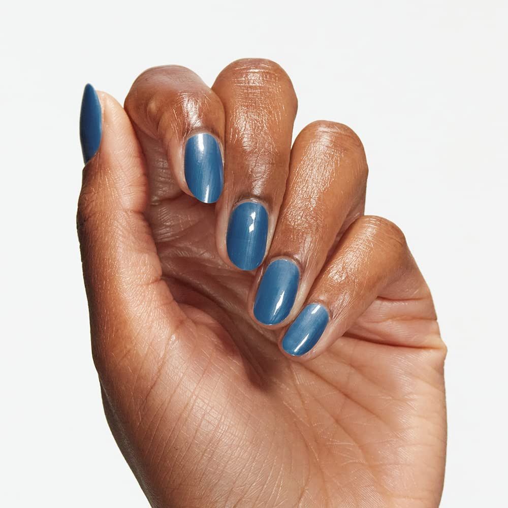 Hand mit blau lackierten Nägeln. Nahaufnahme, helle Haut.