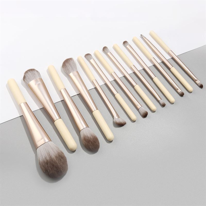 12 Make-up Pinsel mit cremefarbenen Griffen und silbernen Metallhülsen. Verschiedene Pinselköpfe.