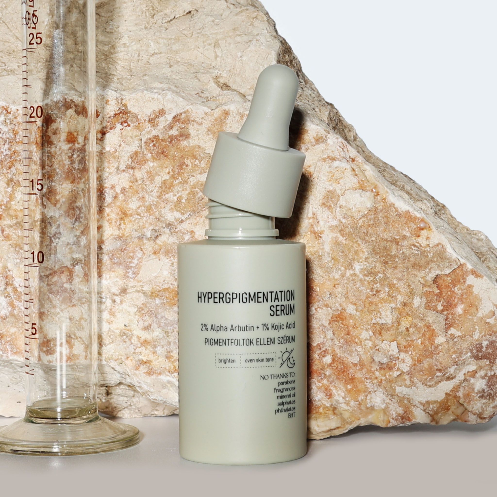 Flasche mit Hyperpigmentierungs-Serum mit 2% Alpha-Arbutin + 1% Kojisäure.