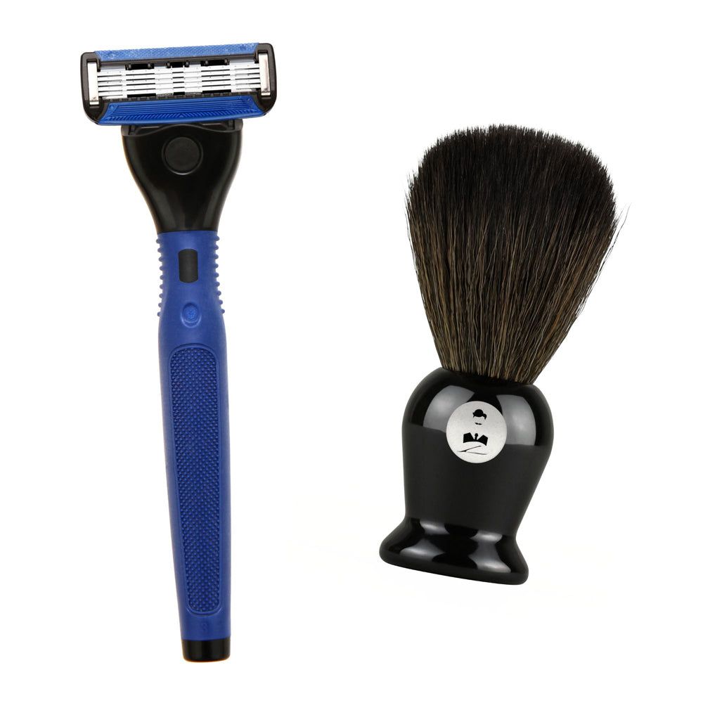Blauer Rasierer mit drei Klingen und schwarzem Griff. Schwarzer Rasierpinsel mit schwarzem Griff.