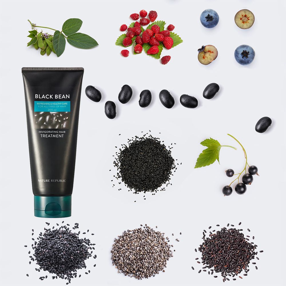 Schwarze Tube mit Produktnamen und Text. Türkisfarbener Streifen mit Produktinfo. Zutaten und Beeren daneben.
