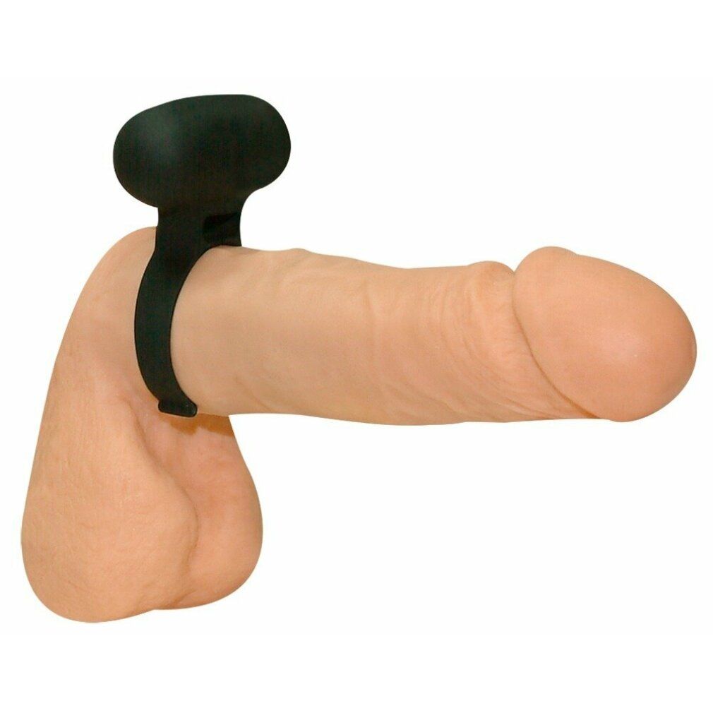 Schwarzer Cockring am Penis. Der Ring umschließt den Penis.
