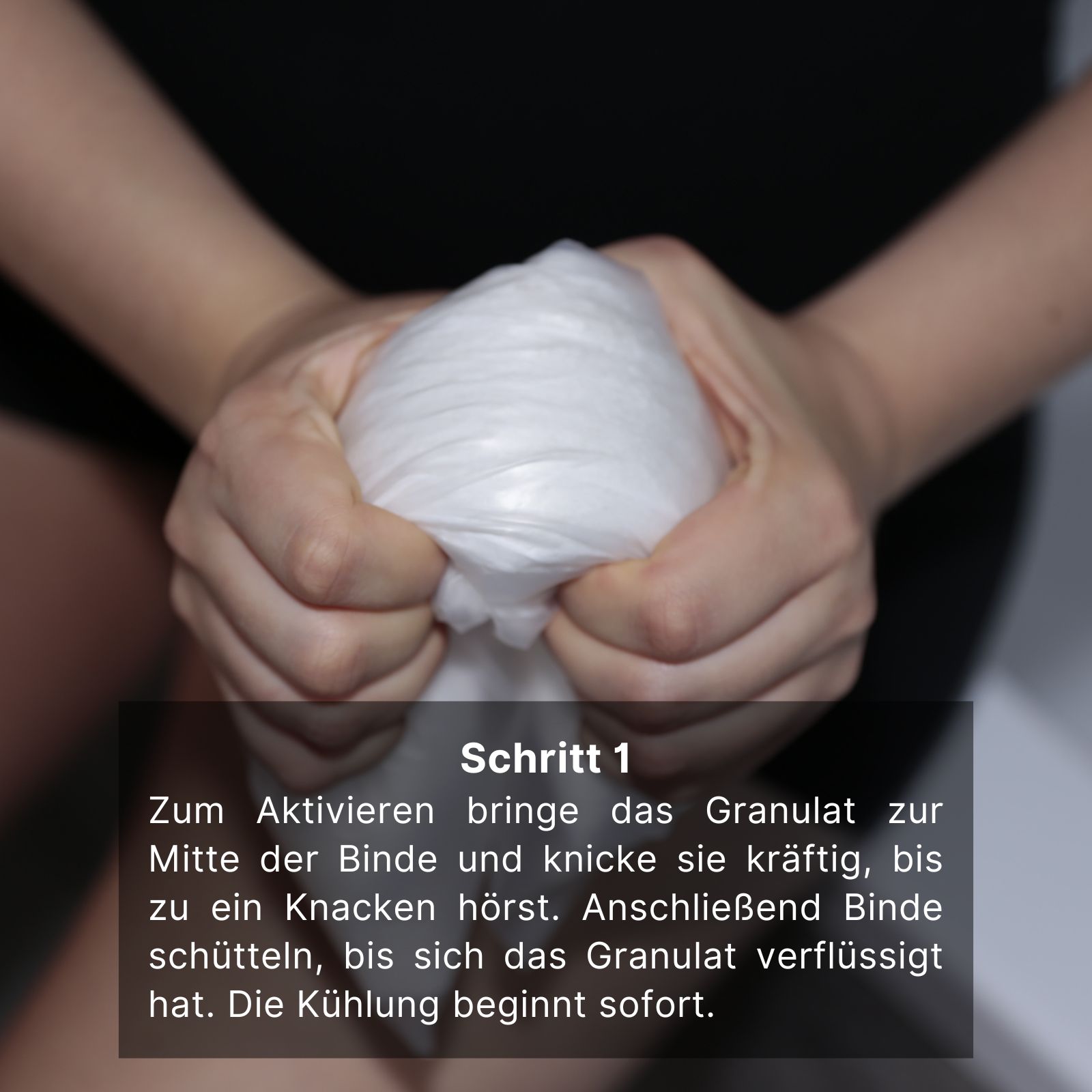 Hände kneten Kühlbinde. Text: Schritt 1. Zum Aktivieren Granulat zur Mitte bringen und knicken.