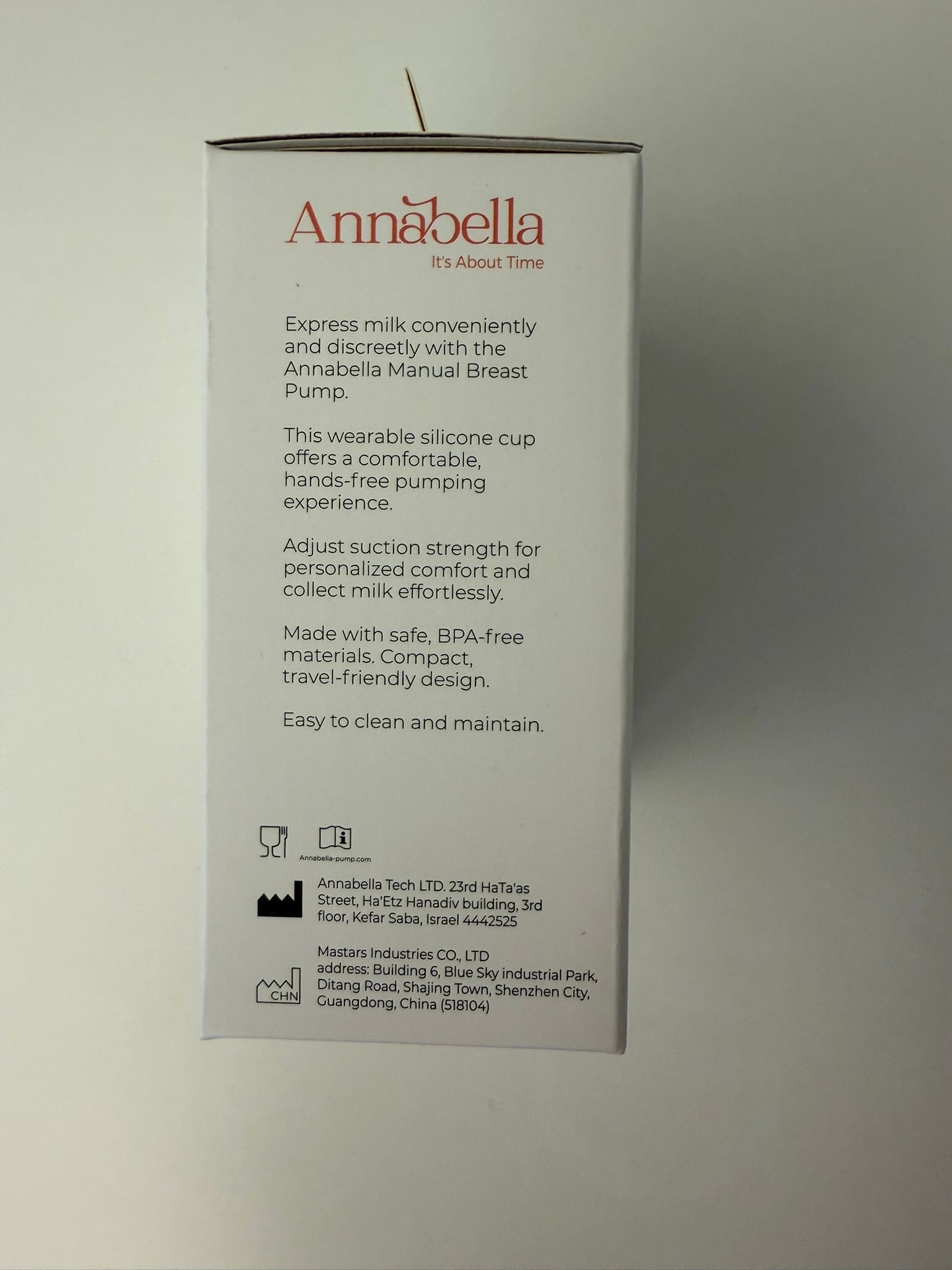 Rückseite der Verpackung. Text: Express milk conveniently and discreetly with the Annabella Manual Breast Pump. Weitere Produktinformationen.