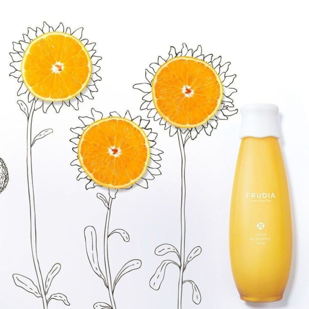 Gelbe Flasche mit weißem Deckel. Daneben Zeichnung von Orangenblüten. Aufschrift: Frudia Citrus Brightening Toner.