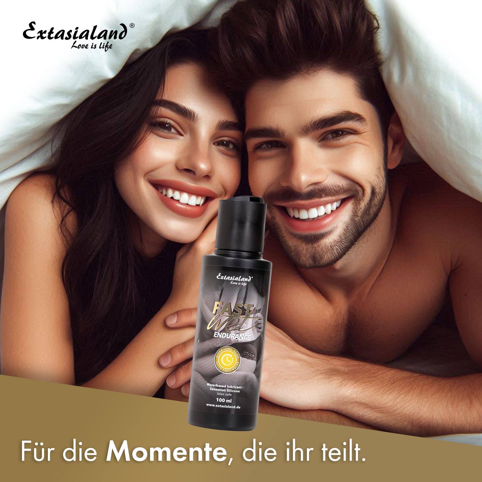 Produkt von Extasialand. Schwarze Flasche mit "Fastwet Endurance". Paar unter Decke. Text: Für die Momente, die ihr teilt.