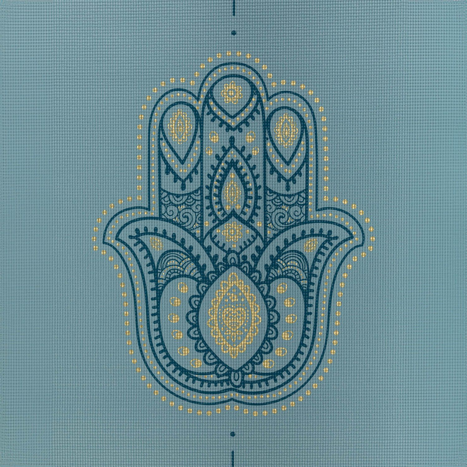 Nahaufnahme der Hamsa-Hand auf einer Yogamatte. Blaugrüner Hintergrund mit gelbem Design. Detailliertes Muster.