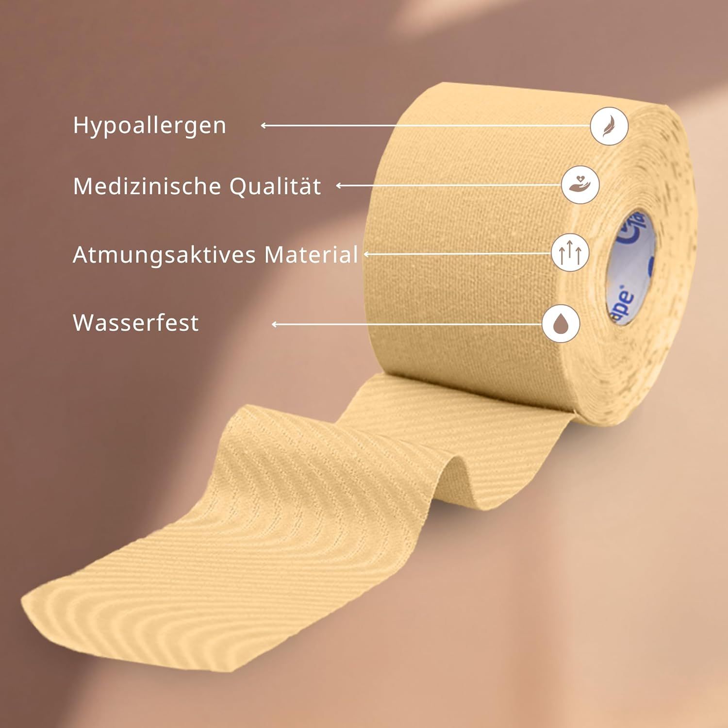 Beige Rolle Kinesiologie-Tape. Beschriftung: Hypoallergen, Medizinische Qualität, Atmungsaktives Material, Wasserfest.