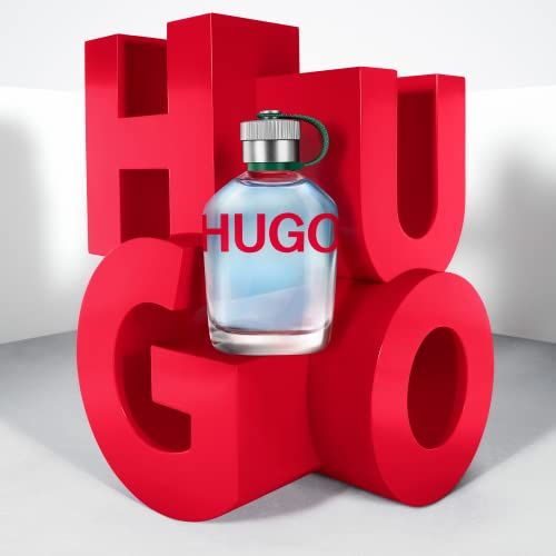 Hugo Man Eau de Toilette Flakon vor roten Buchstaben.