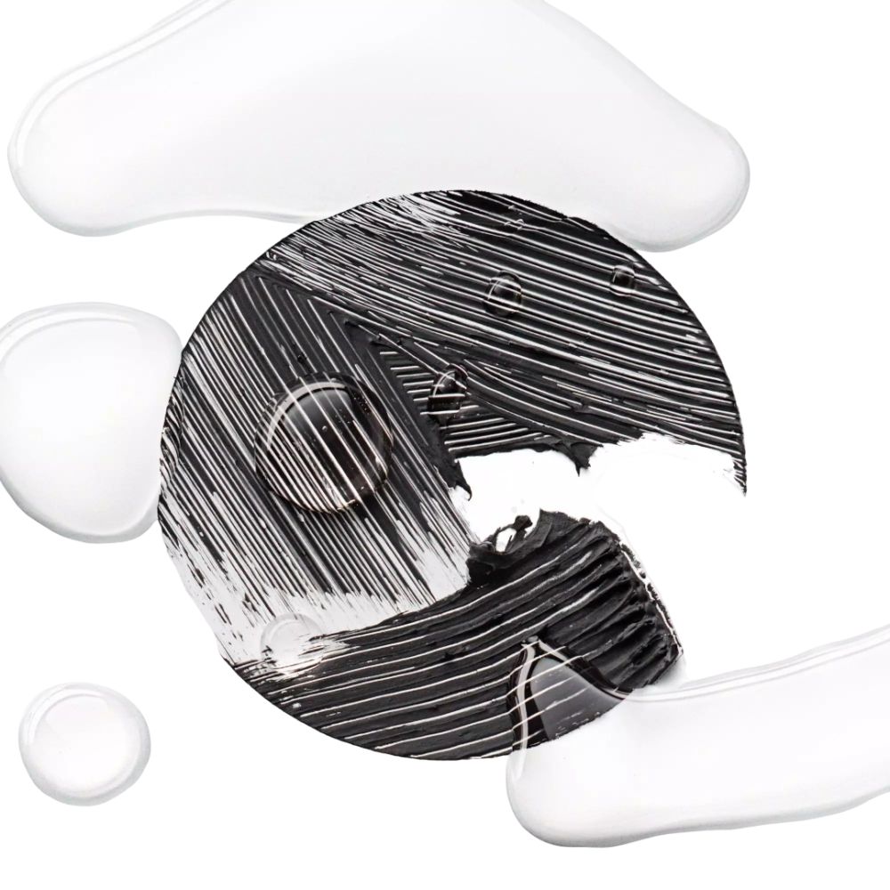 Schwarze Mascara-Textur mit Wassertropfen und weißen Flüssigkeitstropfen auf weißem Hintergrund.