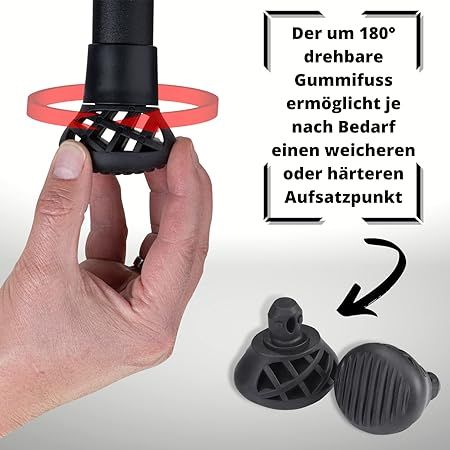 Schwarzer Gummifuß einer Gehhilfe. Der Fuß ist drehbar und hat ein Gittermuster. Zwei Füße liegen daneben.