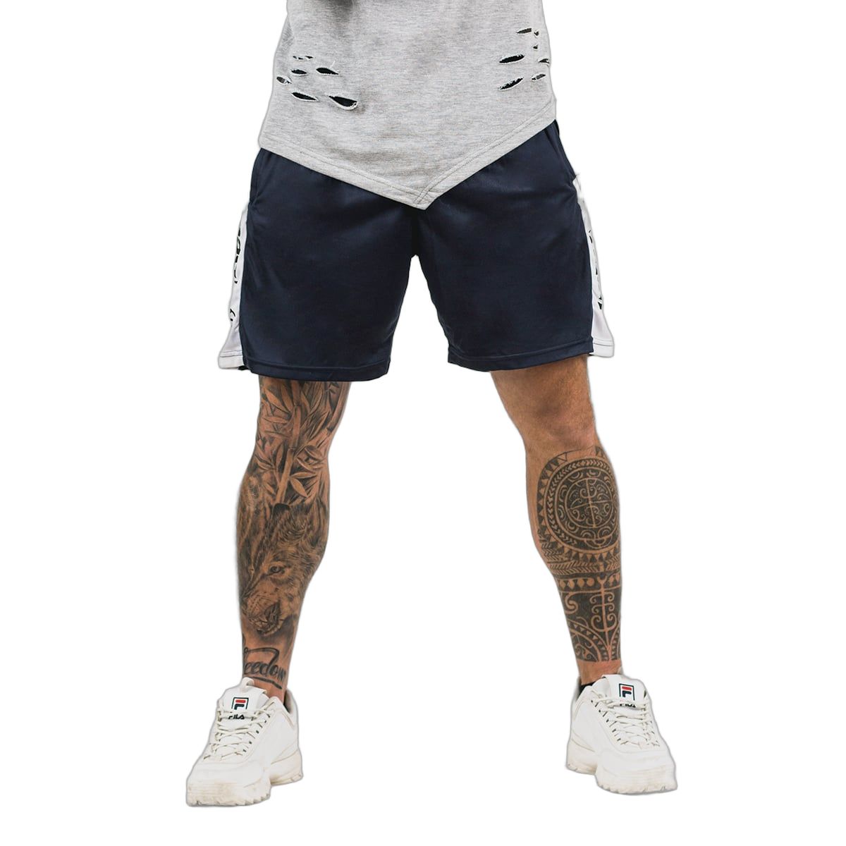 Herren-Shorts in Dunkelblau mit seitlichen Streifen und Gummizug. Taschen sind sichtbar.