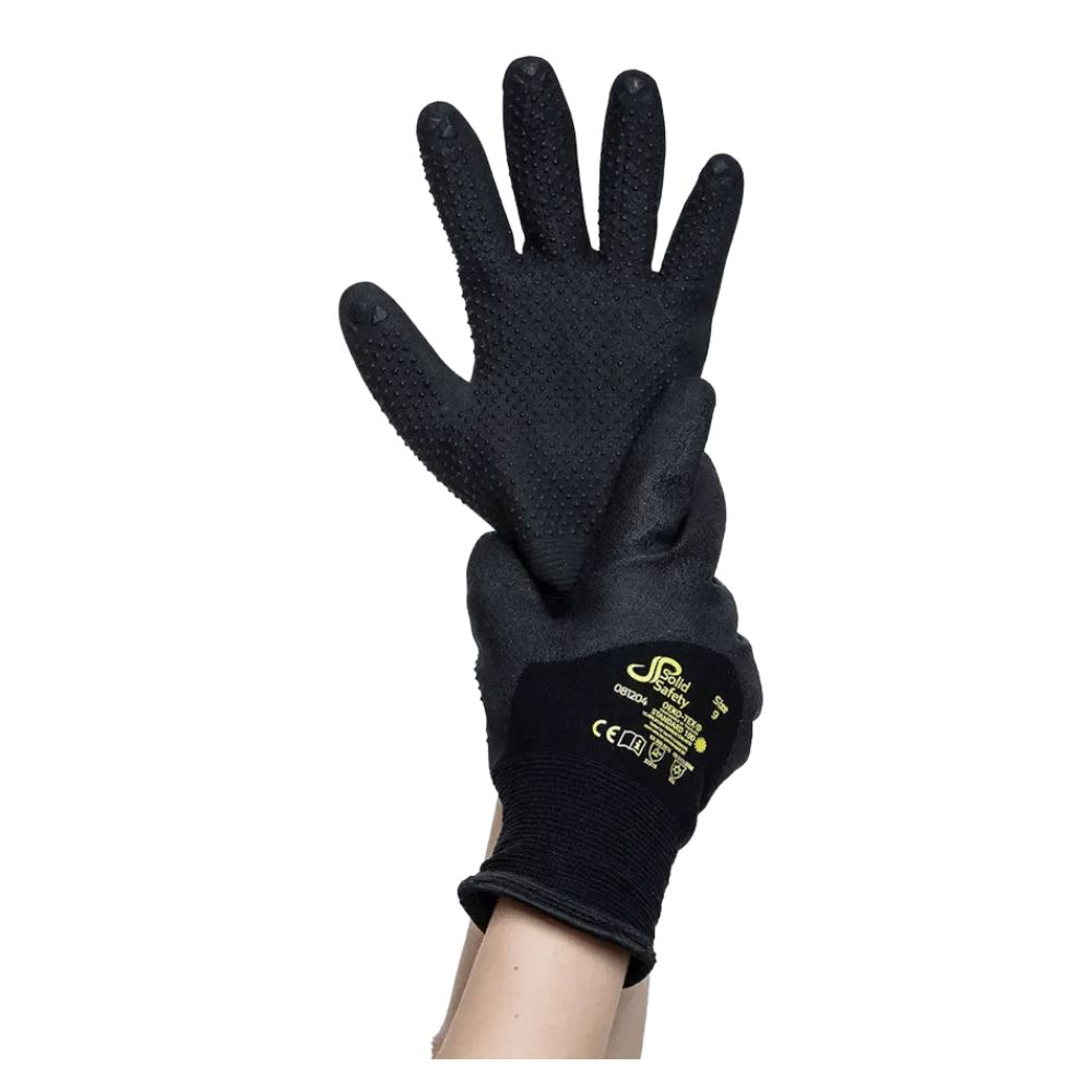 Schwarze Handschuhe mit Noppenmuster. Auf dem Handrücken ist das Logo "Solid Safety" zu sehen. CE-Kennzeichnung.