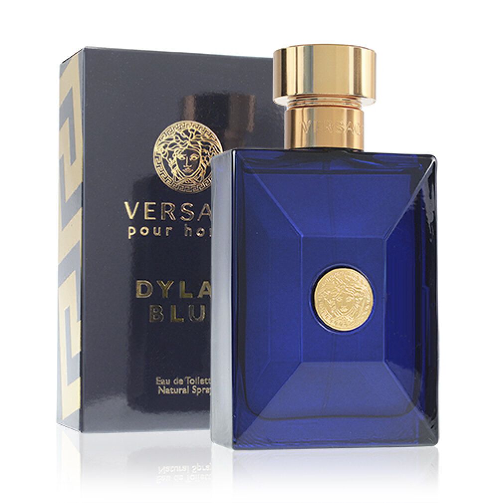Blauer Flakon und Verpackung. Goldener Verschluss, Medusa-Logo. Text: Versace Pour Homme Dylan Blue. 50 ml.