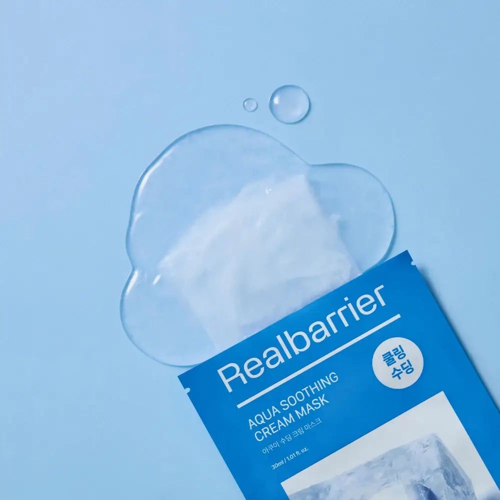 Blaues Produkt-Päckchen mit Aufschrift: Realbarrier, Aqua Soothing Cream Mask. Daneben eine transparente Flüssigkeit.