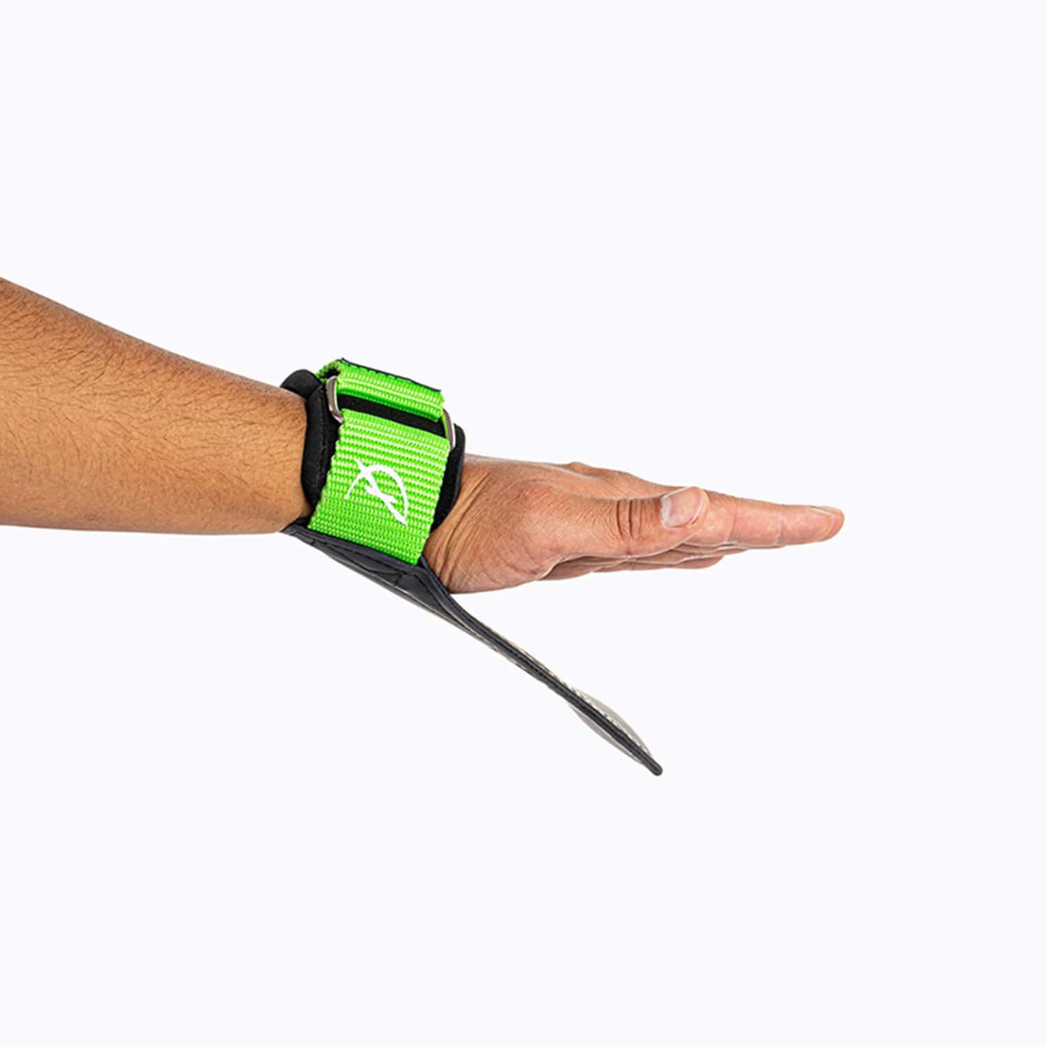 Hand mit Ultra-Grip. Grüner Riemen mit "ULTRA GRIPS" Text. Schwarzes Leder.